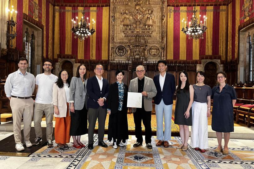建屋科技: 何永賢(中)與Jordi Valls Riera(右五)會面。 建屋科技: 何永賢(中)與Jordi Valls Riera(右五)會面。
