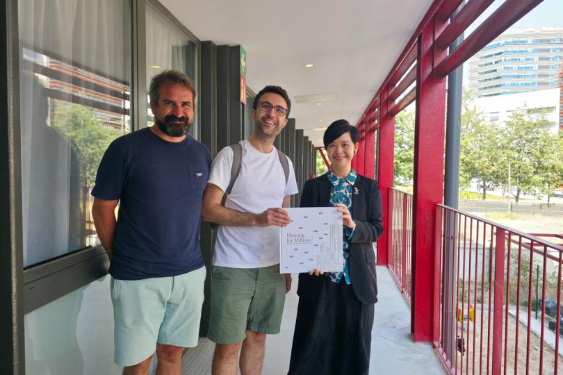 臨時居所:  何永賢（右）參觀社會房屋項目APROP-Glòries。