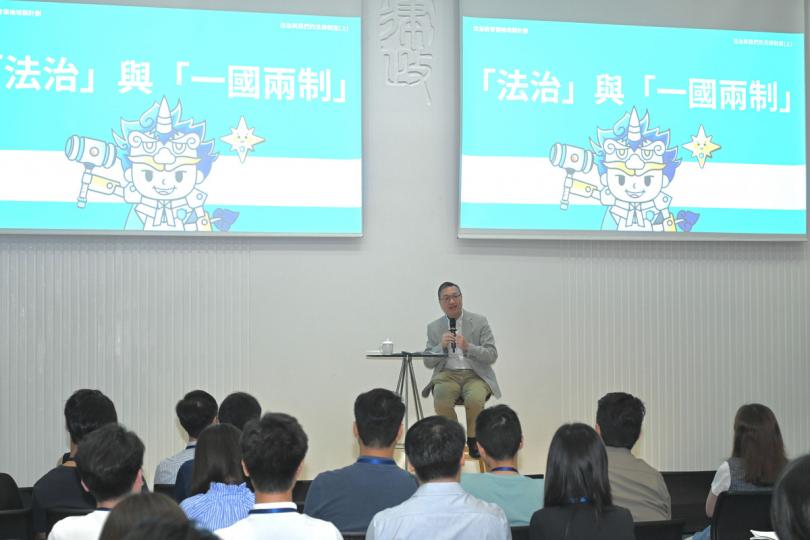法治教育: 林定國以「法治與我們的法律制度」為題授課。 法治教育: 林定國以「法治與我們的法律制度」為題授課。