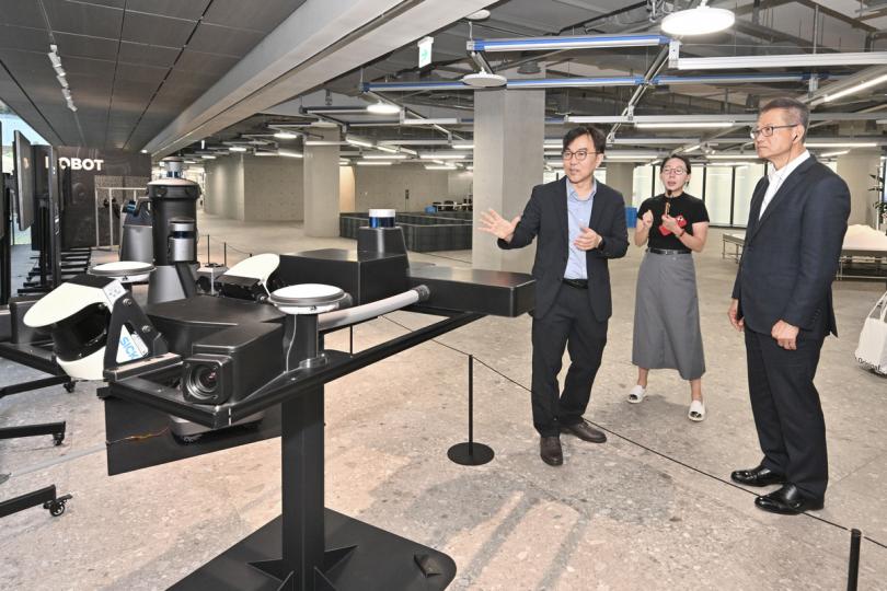 創科應用:  陳茂波（右）觀看NAVER的人工智能和機器人應用展示。