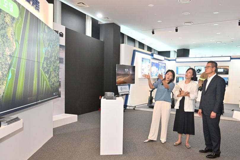 助力建設:  陳茂波（右）到訪數字媒體城。