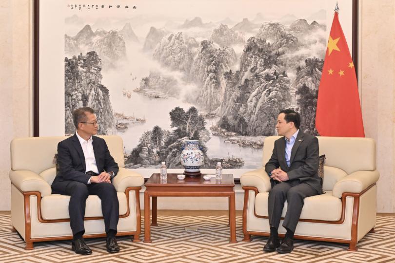 會面共議:  陳茂波（左）拜會戴兵。