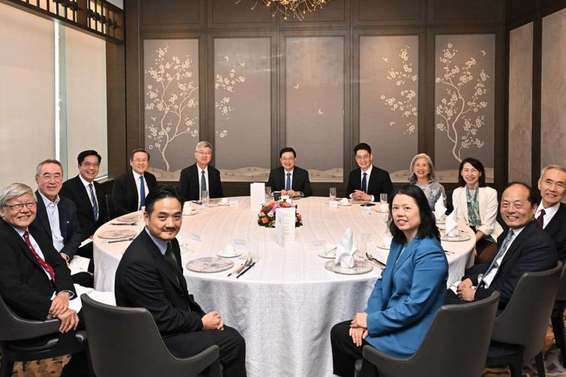 睿智建議: 李家超(中)主持特首顧問團午餐會議,以聽取顧問團成員就2025年施政報告的意見。 睿智建議: 李家超(中)主持特首顧問團午餐會議,以聽取顧問團成員就2025年施政報告的意見。