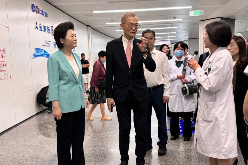 分享經驗:  盧寵茂（左二）參觀江蘇省人民醫院（南京醫科大學第一附屬醫院）。