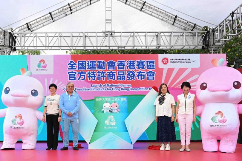 展現特色: 羅淑佩(右二)出席全國運動會香港賽區官方特許商品發布會。 展現特色: 羅淑佩(右二)出席全國運動會香港賽區官方特許商品發布會。