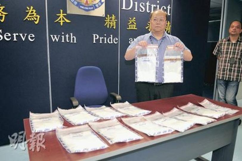警方邊界警區總督察（刑事）唐耀宗展示搜出的K仔，可見毒販在毒品包裝袋口沾滿咖啡，以圖干擾緝毒犬嗅覺。（馮國良攝）