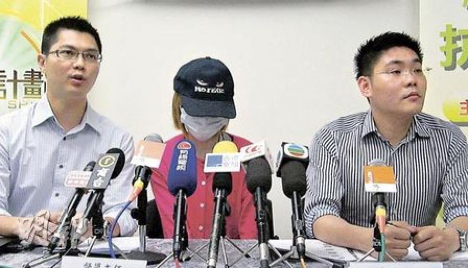 青協閃亮計劃負責社工文習武(左)指出,青協統計發現,逾三成青年吸毒者於暑假首次吸毒,青協單位主任陳文浩(右)分析,青少年在暑假無所事事,易沾染毒癮,建議青少年找課外活動。暑假初次吸毒的卡碧(中)建議青少年找暑期工,打發時間。(陳嘉婉攝) 青協閃亮計劃負責社工文習武(左)指出,青協統計發現,逾三成青年吸毒者於暑假首次吸毒,青協單位主任陳文浩(右)分析,青少年在暑假無所事事,易沾染毒癮,建議青少年找課外活動。暑假初次吸毒的卡碧(中)建議青少年找暑期工,打發時間。(陳嘉婉攝)