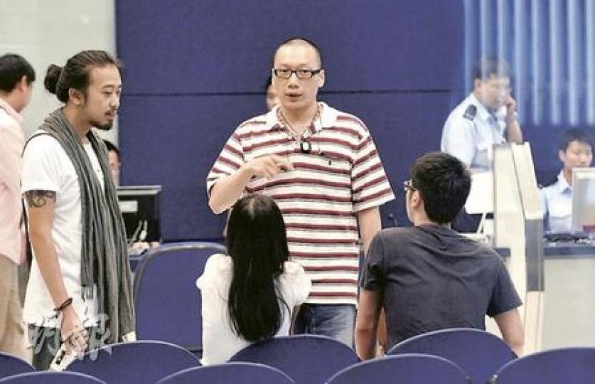 警方正式落案起訴陳巧文（背向鏡頭白衣者），於元旦遊行中涉嫌襲警，案件於本月21日提堂，當日涉嫌在公眾地方行為不檢的梁穎禮 （左一白衣）則獲撤銷控罪。（葉漢華攝）