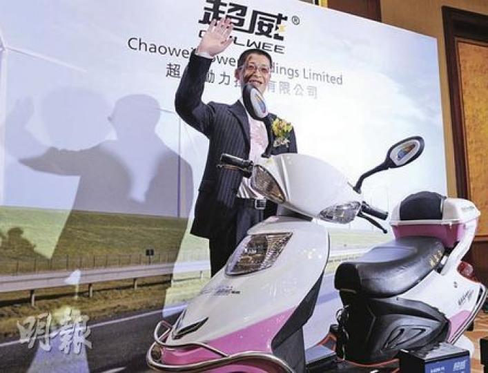 超威的產品為電動自行車電池，天能動力是其主要競爭對手。圖為公司主席周明明於投資者推介會場外。（劉焌陶攝）