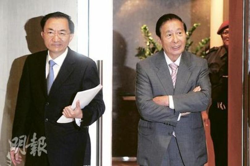 四叔李兆基（右）噚日自爆，曾經有人寄錢來，同佢對賭天匯買賣是否有「假動作」，但係四叔話唔想賺人啲錢，故寄返錢畀對方。左為四叔得力助手林高演。（劉焌陶攝）