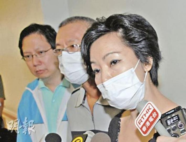 約10多名康文署人員昨日到塌樹現場附近檢查單車徑附近的樹木，並鋸斷部分枯枝。（林振東攝）