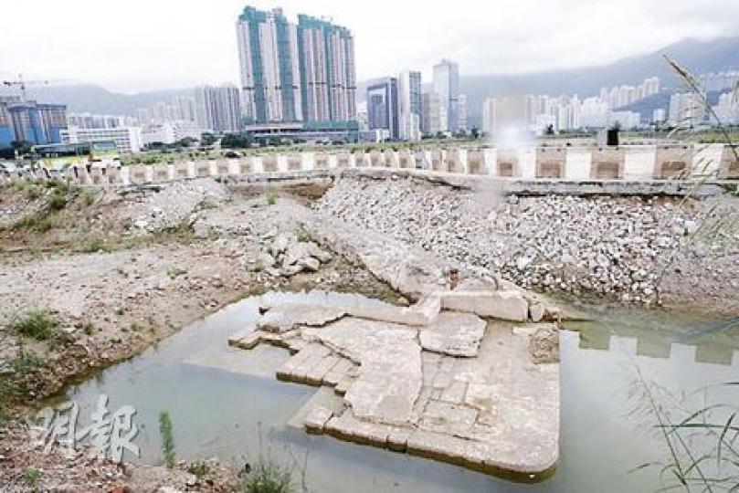 龍津石橋遺蹟現處於地下約2米，長期受地下水影響，政府需定時抽走地下水。（李紹昌攝）
