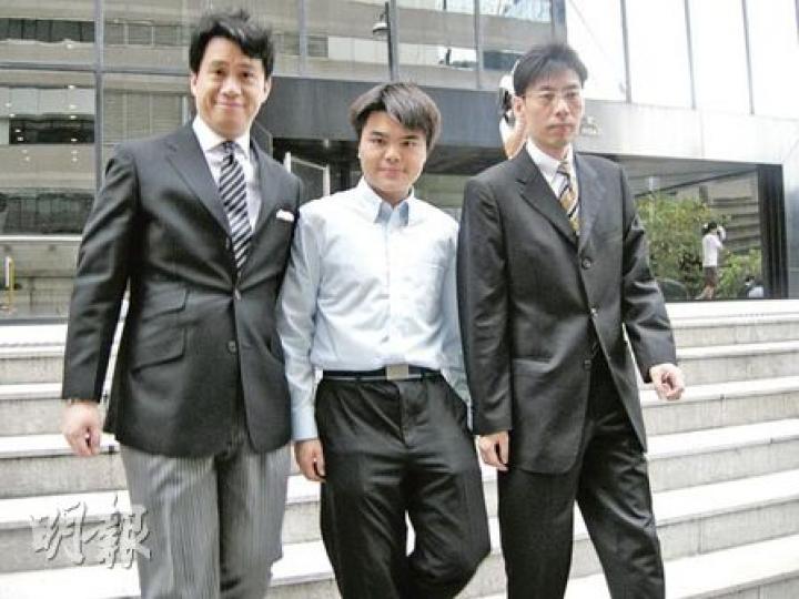 被告張家和（中）決定不出庭自辯，稍後將由代表大律師陸偉雄（左）作結案陳辭。（吳光熙攝）