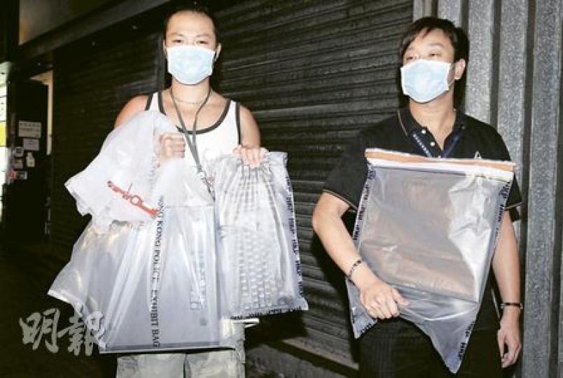 西九龍總區特別職務隊警員展示樓上吧東主收受外圍波纜證物，警方相信檢獲的電腦器材內記載大量賭波紀錄。（蔡方山攝）