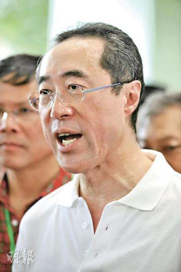 唐英年昨說香港市民是「同坐一條船」，希望大家可齊心起錨。李永達證實，唐英年與何俊仁曾會面。（葉漢華攝）