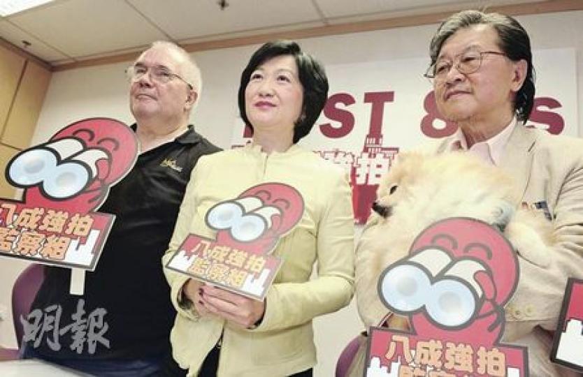 立法會議員葉劉淑儀（中）與前投資推廣署長盧維思（左）及前醫學會長蔡堅（右）合組「八成強拍監察組」，蔡堅更帶同他養的1歲狗仔到場，說不希望狗仔被逼遷。（劉焌陶攝）