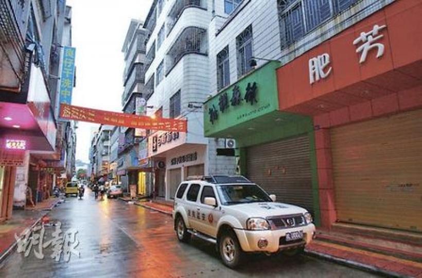 惠東發生港人被活活斬斷左前臂恐怖血案，公安人員事後到案發現場一帶調查，並帶走遇襲港人的「二奶」問話。（林振東攝）