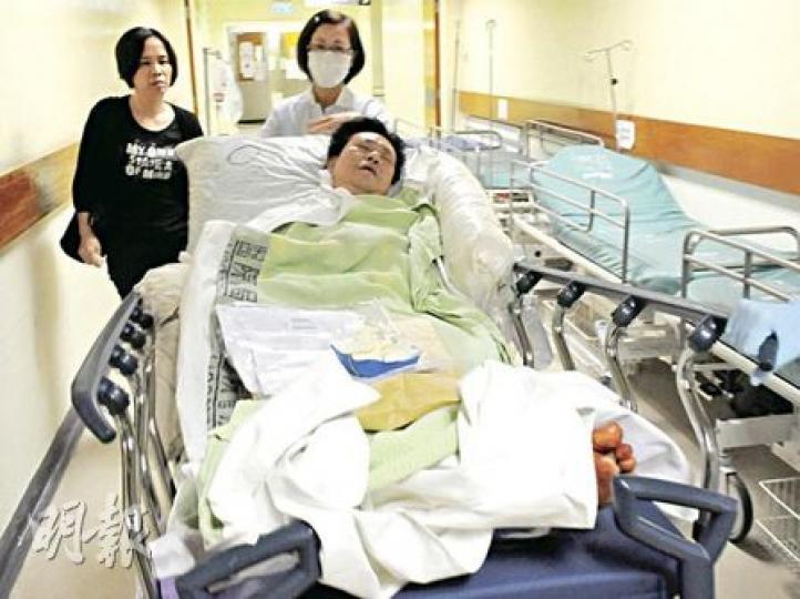 姓葉港人在惠東鄉間被活活斬斷左前臂，傷者兄長比劃弟弟中刀位置。（林振東攝）