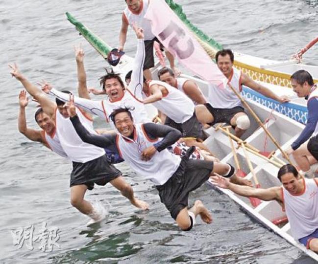 政務司長唐英年（中後穿白衣者）出席沙田區龍舟賽致辭時，以龍舟講求合作的比喻，呼籲各界支持政改方案，否則最後只能原地轉圈。圖為唐英年頒獎予司長盃冠軍隊伍。（葉漢華攝）