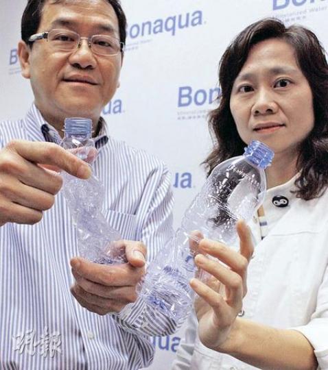 可口可樂中國有限公司香港及澳門區非碳酸飲料市務總監紀偉如（右）表示，新的水樽招牌紙上印有扭樽方法，教育市民把膠樽「扭」完才放入回收箱，節省回收空間。（洪譪婷攝）