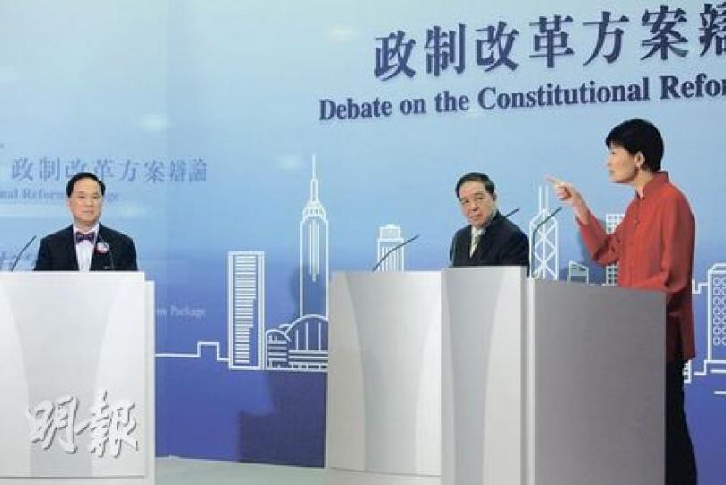 特首曾蔭權（左）與公民黨黨魁余若薇（右）昨晚進行政改世紀辯論，曾蔭權輸了口才又輸民意，民意調查顯示政改支持度出現大逆轉。中為辯論主持人吳明林。 （郭慶輝攝）