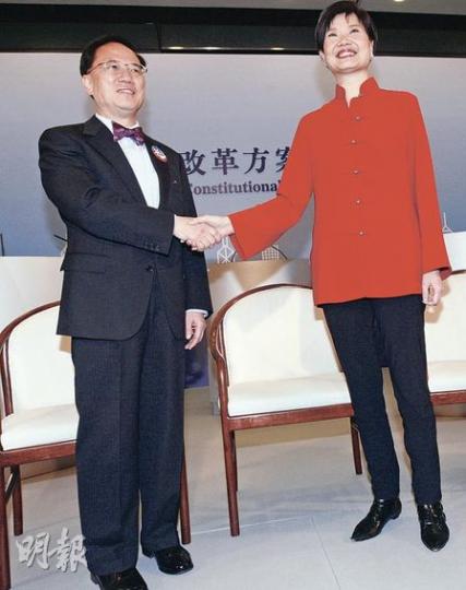本報邀來5名學者專家評論曾余辯論中兩人的表現，綜觀各人意見均認為余若薇勝出。曾蔭權（左）與余若薇（右）在辯論前握手，先禮後兵。（李紹昌攝）
