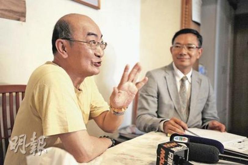 立法會議員謝偉俊（右）昨與張泰安父親（左）見面及商談約1小時後，認為張父的兒子張泰安被扣留在菲律賓監獄近10年，確有不公平之處。（何家達攝）