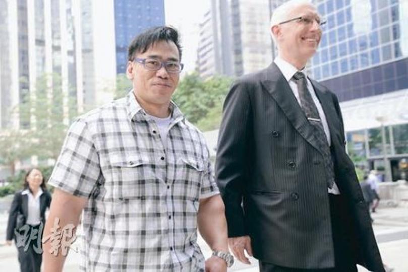陳潤韜（左）昨日第三天到庭聆訊，午後在庭內略現疲態，不時脫下眼鏡揉眼。（何家達攝）
