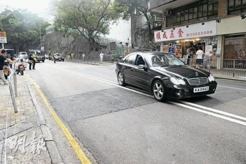 撞倒中二男生的平治房車擋風玻璃碎裂，車頭輕微凹陷。平治車後方的斜路，就是學校的出入口。（何朝財攝）