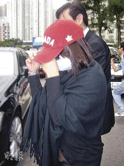 恒地前女秘書鍾秀娟（圖）早前被裁定兩項非禮罪成，昨被判接受1年感化。被告昨離開法庭時，未見其夫陪伴在旁。（黃靜雅攝）