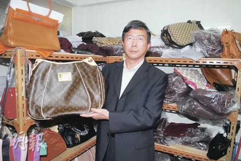 海關與警方在旺角搗破冒牌手袋貨倉，海關版權商標調查科指揮官官漢銓展示證物。（何朝財攝）