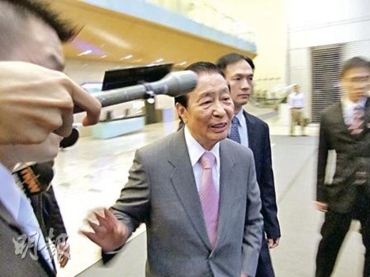四叔一面無奈地昨向記者稱，在天匯一事是「無可奉告」。（黃雄攝）