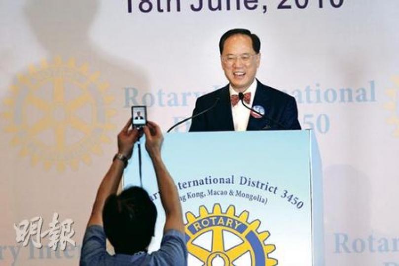 特首曾蔭權表示，前晚的電視辯論對於本港民主發展「有好處，沒有壞處」，日後不論政府還是立法會，都要以更開放的態度面對市民。圖為曾蔭權上台致詞時，有人在台下以手機拍攝。（李紹昌攝）