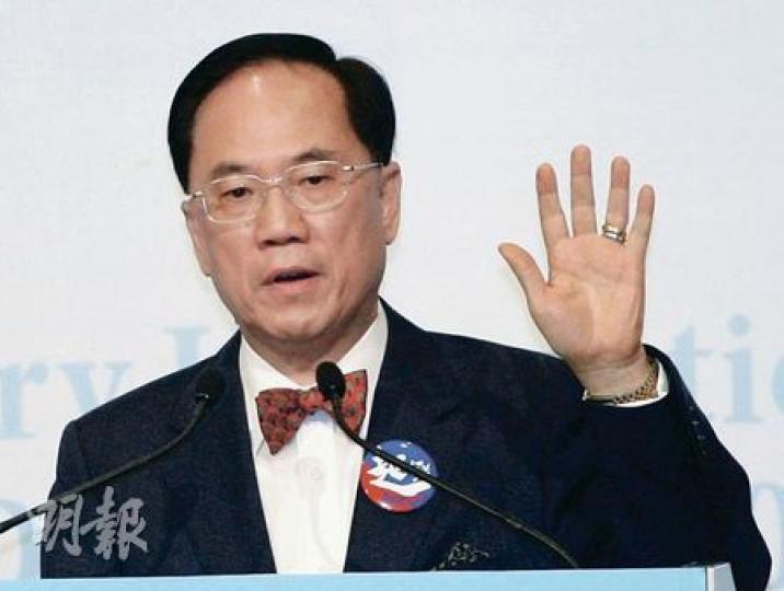 特首曾蔭權表示，若是次立法會否決政改方案，香港將會如05年否決政改方案般，等待另一個5年。演說中，他舉起5隻手指強調，現在距離表決方案只有5天。（李紹昌攝）