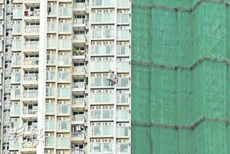 兩名工人飽受驚嚇，最終把出事吊船固定在23樓單位露台外，最後被救入屋內脫險，吊船當時向左輕微傾斜。（歐文瀚攝）