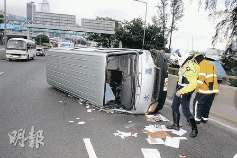 客貨車由維園道駛上東區走廊時失控撞翻，救援人員趕至時人去車空，車上留下小量血漬。（胡永輝攝）