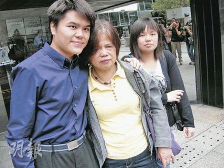 中大男博士生勒索案押後至7月裁決，被告張家和（左）連日來均獲母親（中）和胞妹（右）支持，一家均深信他無辜。（吳光熙攝）