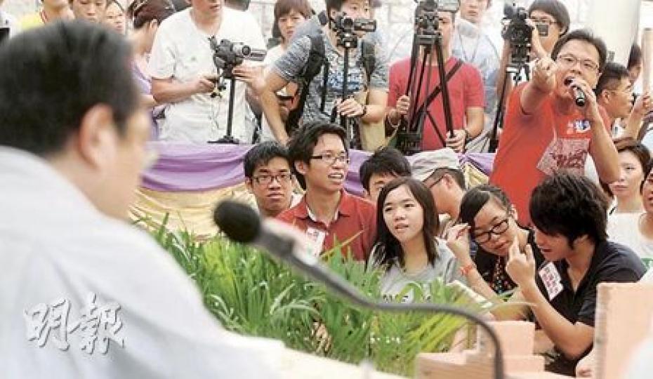 「維園阿哥」任亮憲（右紅衣者）昨在《城市論壇》上指着民主黨主席何俊仁大聲直斥﹕「民主黨已不是泛民一員。」（余俊亮攝）
