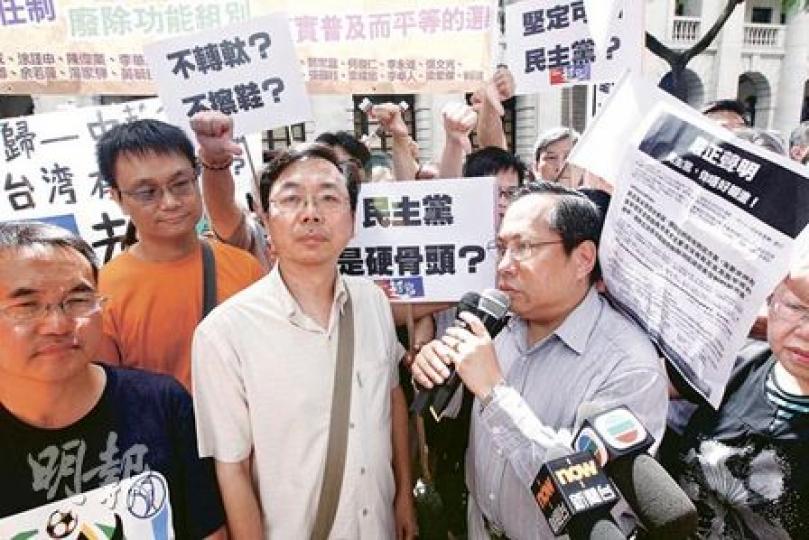 眼見民主黨被圍攻，患上肺癌的民主黨元老司徒華按捺不住，走到台上發言，指民主不只是一人一票，還是有禮貌和互相尊重，希望不滿他們的人多多學習，獲全場掌聲。（何家達攝）