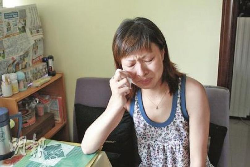 張運霞沒料到丈夫外出會友一去不返，遺下自己及腹中孩子，看着丈夫最近拍攝證件相成為遺照，不禁淚如雨下。（勞雅文攝）
