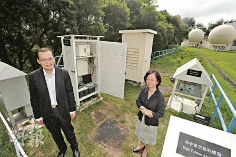 本港境內設有10個輻射監測站。天文台高級科學主任馬偉民（左）和總學術主任潘楊少蕙（右）指出，京士柏是其中一個設有監測站的地點，除了24小時監測環境輻射變化，亦設置其他儀器，收集泥土及雨水樣本，分析會否受到人工放射性核素污染。（尹錦恩攝）