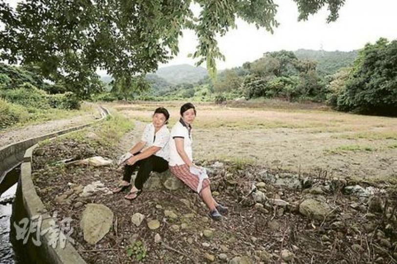 石崗菜園村10月便要搬遷，關注組主席高春香（右）說，圖中位於元崗村的土地，是搬村心水選址之一，但由於只有30萬方呎，只夠建屋，務農要再覓地。圖左為在菜園村成長的馮汝竹。（尹錦恩攝）