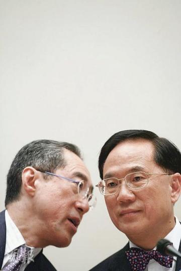 政務司長唐英年(左)昨在記者會上未有發言,但在律政司長黃仁龍從立法觀點解釋方案時,不時與曾蔭權(右)「咬耳仔」,成為攝影師焦點。(林振東攝) 政務司長唐英年(左)昨在記者會上未有發言,但在律政司長黃仁龍從立法觀點解釋方案時,不時與曾蔭權(右)「咬耳仔」,成為攝影師焦點。(林振東攝)