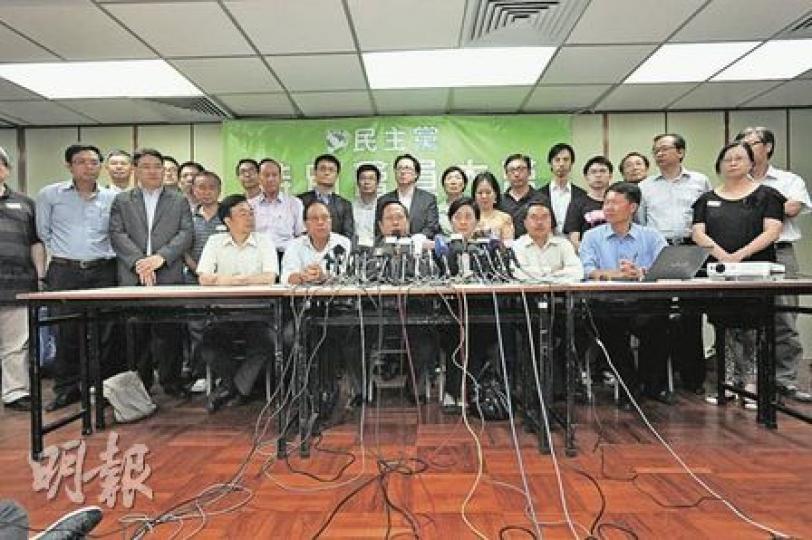 民主黨主席何俊仁（前左三）在一班黨核心成員，包括曾公開質疑區議會方案的議員涂謹申（左一）陪同下，今凌晨在會員大會後會見傳媒，被問會否因今次政改決定而引發退黨潮時，他指今次只涉及策略不同問題，不涉大家基本原則及誠信質疑，故不相信會有立法會議員因此退黨。（何家達攝）