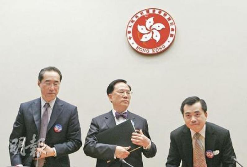 昨整晚在民主黨會員大會場外示威的社民連和前綫成員,製作了7名不反對區議會方案的民主黨議員的紙牌,批評民主黨支持政改方案,是「民主罪人」。他們同時高舉何俊仁當年遇襲的受傷圖片,要求何俊仁出來對話。(葉漢華攝) 昨整晚在民主黨會員大會場外示威的社民連和前綫成員,製作了7名不反對區議會方案的民主黨議員的紙牌,批評民主黨支持政改方案,是「民主罪人」。他們同時高舉何俊仁當年遇襲的受傷圖片,要求何俊仁出來對話。(葉漢華攝)