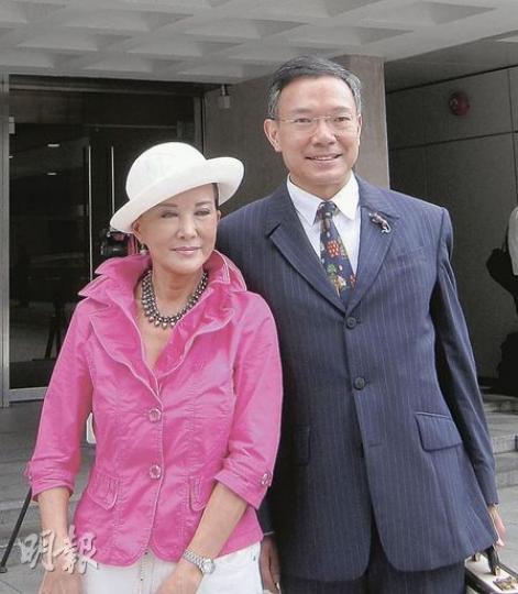 謝偉俊(右)昨正式與律師會達成和解協議,據悉謝不用支付對方逾千萬訟費,其妻白韻琴(左)笑指他像中了六合彩。 (黃景怡攝) 謝偉俊(右)昨正式與律師會達成和解協議,據悉謝不用支付對方逾千萬訟費,其妻白韻琴(左)笑指他像中了六合彩。 (黃景怡攝)