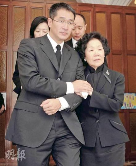 丈夫陳棣榮追思彌撒後，陳方安生在兒子陳鴻偉（左）攙扶下離開主教座堂。（尹錦恩攝）