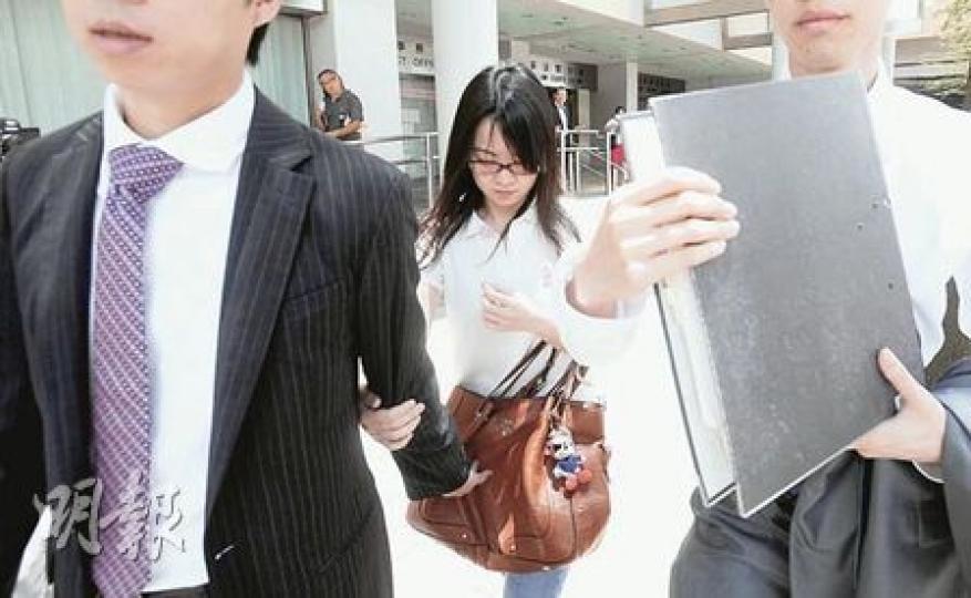 大新銀行前金融服務經理朱麗詩（圖）昨承認偽造罪，被判囚4個月，獲准保釋等候上訴，離開時由律師掩護。（余俊亮攝）