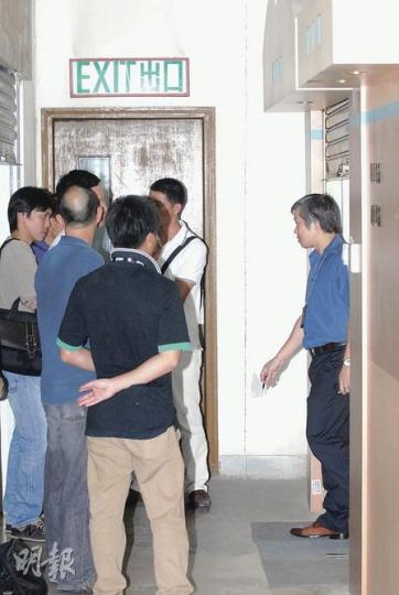 荃灣一間貿易公司貨倉被爆竊，大批探員到場調查。公司報稱價值近1000萬元的手機零件被掠去。（蘇偉明攝）