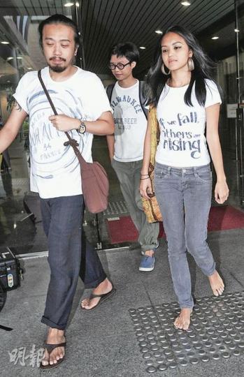 陳巧文（右）昨在庭上否認襲警罪，但離庭時被發現「突然赤腳」。（余俊亮攝）